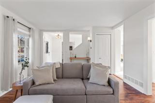 Elegant 4BR Tudor Retreat Spacious, Peaceful! - 9