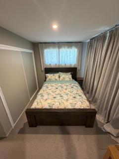 Private Ensuite Near Airport - 1