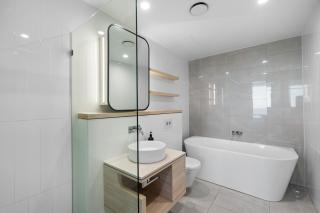 Ocean Heights Residences Surfers Paradise - Beachfront Apartments - 8