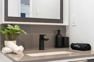 Spacious Sherway Gardens Haven, Parking, Work Station - 1