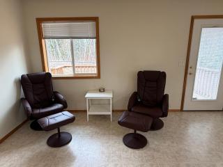 Serene Suburban Home Near Portland - 5