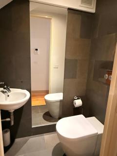 Spacious 4BR Carlton Stay - Walk to Cafés, Gardens & CBD - 2