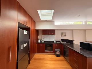 Spacious 4BR Carlton Stay - Walk to Cafés, Gardens & CBD - 3
