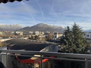 Spacious 2 bedroom apartment with stunning mountain view - 8