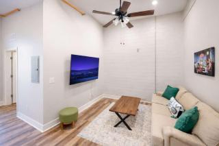 The Matt Winn Suite A Cozy Modern Brick Home - 8