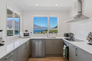 Fantastic VIEWS, 3 Min WALK To Town, Free Parking - 8