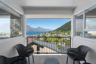 Fantastic VIEWS, 3 Min WALK To Town, Free Parking - 2