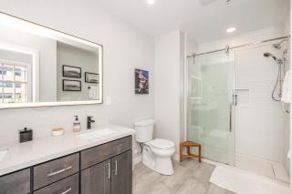 Downtown Cincinnati, 2 Suites, Sleeps 6 - 6