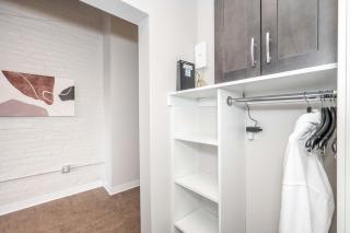 Downtown Cincinnati, 2 Suites, Sleeps 6 - 2