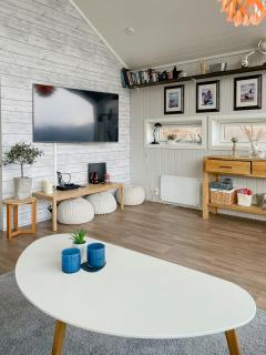 Seafront Retreat With Panoramic Mountain Views - 3