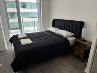 Modern 2 Bed, 2 Bath with Balcony - near CN Tower and Rogers Center - 7