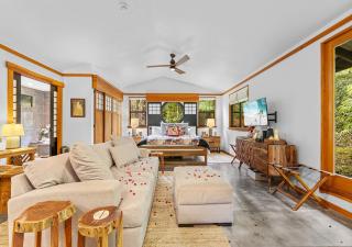 Volcano Tea House Cottage-SpaBath-HotTub-FirePlace - 1