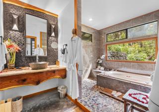 Volcano Tea House Cottage-SpaBath-HotTub-FirePlace - 7