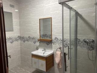 Spacious and staffed 3-bedroom house with WiFi and AC in Blantyre - 8