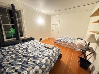 Vancouver Guest House- 10 Min to YVR, Free Parking & High Speed Wi-Fi - 9