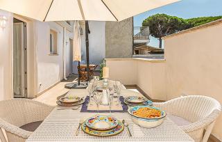 3 Bedroom Lovely Apartment In Viareggio - 0