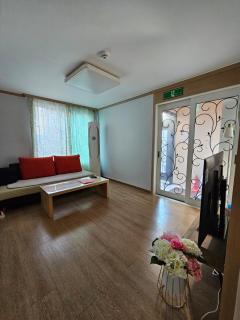 Stay JoyㅡGroups & Families up to 17ㅡ6BR Whole HouseㅡWalk to Gyeongbokgung - 2