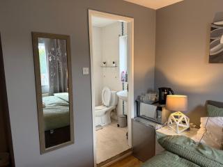 The RS Prime Homestay Premium Private Rooms Near Train Station, Airport, NEC For Company, Contractor Stays - HS2, JLR Onsite Secure Parking - 4