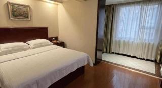 Green Tree Inn Urumqi San'gong Metro Station Exit - 7