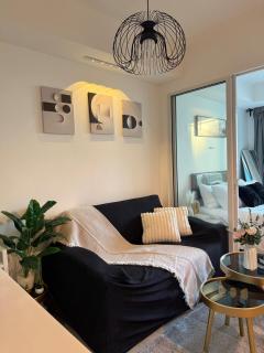 Urban Luxe Staycation with Balcony - 8