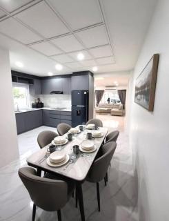 Phratamnak Prime Location 4BDR Villa,Pool - 4