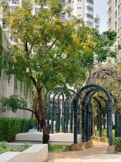 PoolView Condo Near MRT, Nice & Quiet, speedy net - 8