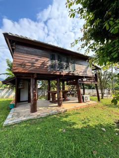 Tranquil Wooden Holiday House with Mountain Views in Pa Phai - 0