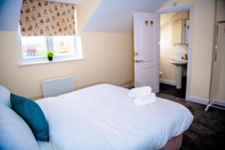 House - Sleeps 7 - Parking - 10Min Drive to Centre - 2