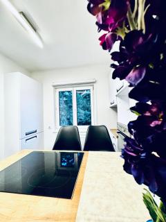 2-Bedroom Apartment with 1 Living Room Steps from Central Area - 5