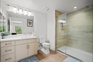 Bright Luxury 2BR Retreat with Pool in Irvine - 1