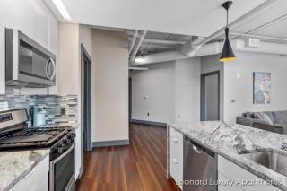 1 Queen Bedroom W City Views - Leonard Building - 1