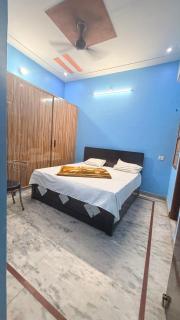 Shri Vrinda Nikunj - Best Stay In Vrindavan Near All Mandir AC Rooms & Parking - 2