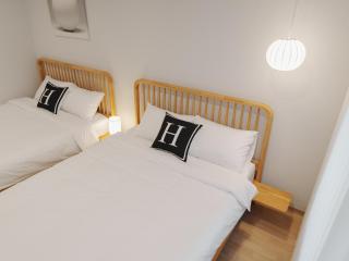 방3개, 욕실 2개, 홍대, 홍대입구역, 최대 10인,넓은 거실,짐보관,호텔식 침구,세탁건조기 - 8