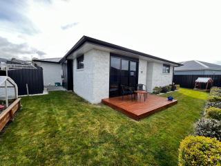 Entire Luxurious 4 Bedroom House - 8