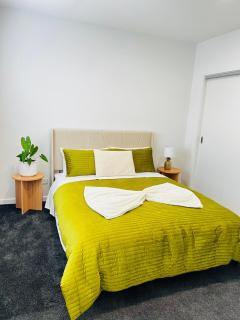 Entire Luxurious 4 Bedroom House - 4