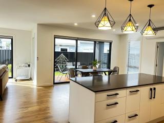 Entire Luxurious 4 Bedroom House - 1