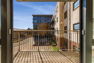 Modern 1 bed in Bow - Free parking - 2