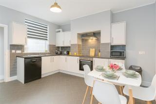 Spacious 5 Bedroom House with Garden and Street Parking - 7