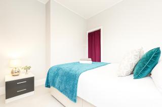 Spacious 5 Bedroom House with Garden and Street Parking - 6