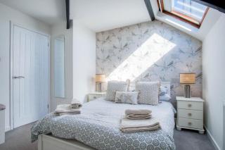 Penthouse At The Mews - 2 Bed Pet Friendly Apartment - Tenby - 1