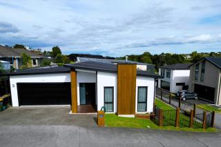 Flafstaff Luxe Haven with Four Bedrooms Retreat - 0