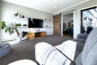 Flafstaff Luxe Haven with Four Bedrooms Retreat - 4