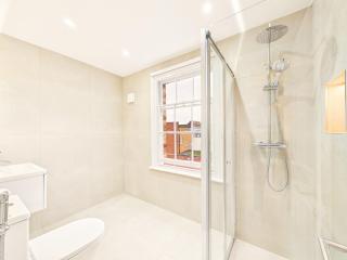 NEW Artisan Apartment by Signature Stays - Modern - Spacious - Parking - 1