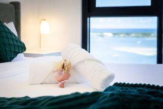 Elevated 2BR Broadwater Ocean Views - 7