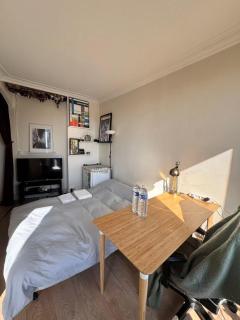 Sunny Apartment with Seine View - 8