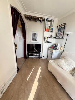 Sunny Apartment with Seine View - 9