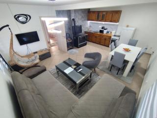 PeSa house-with Jacuzzi,fenced garden & football - 7