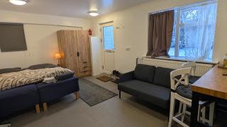 Private Guesthouse in Laugardalur Near Pool & Park - 1