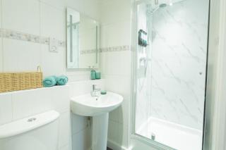 Spacious City Centre Apartment with Balcony - 7