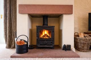 Blacksmiths Cottage a traditional cottage with garden and wood burning stove in Pooley Bridge, Ullwater - 2